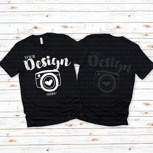 フロント＆バック Bella キャンバス 3001 ブラック Tシャツ モックアップ Tシャツ モックアップ シャツ モックアップ、モダン シャツ モックアップ、ホワイト ウッド背景