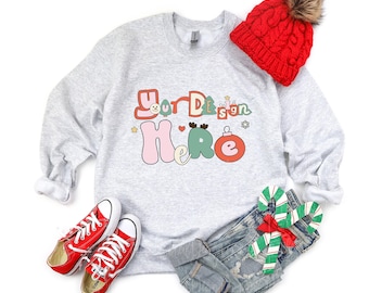 Kerstmodel | Gildan 18000 Ash-mockup | Mockup sweater van essenhout | Mockup van Gildan-sweater | 18000 mock-up kerst