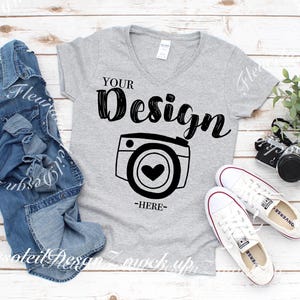 Gildan 5V00L スポーツグレー ヘビーコットン レディース Vネック Tシャツ Tシャツ モックアップ、フラットレイシャツ モックアップ、モダンシャツ モックアップ Tシャツ モックアップ gildan