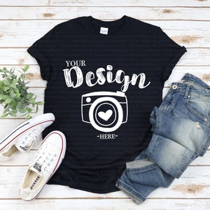 Maquette de tshirt unisexe noir Gildan 64000 Maquette de tshirt Gildan Softstyle Maquette de chemise plate automne, fond en bois blanc