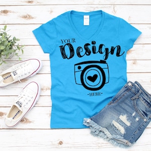 Gildan 5V00L サファイア ヘビーコットン レディース Vネック Tシャツ Tシャツ モックアップ、フラットレイ シャツ モックアップ、モダン シャツ モックアップ Tシャツ モックアップ gildan