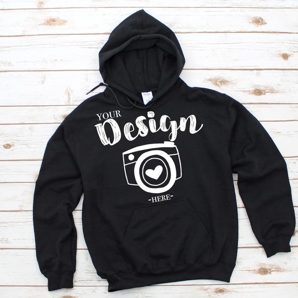 Sudadera con capucha Gildan 18500, maqueta de camiseta negra, maqueta de camiseta Gildan, maqueta de camisa plana, fondo de madera blanco