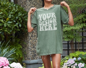 Comfort kleuren C1717 Moss mockup tshirt mockup untucked tshirt boho zomer herfst esthetiek oversized groen tshirt mockup echt model mockup