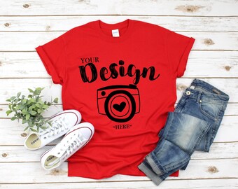 Mockup de camiseta unissex vermelha Gildan 5000, mockup de camiseta Gildan em vista plana, mockup de camiseta moderna, mockup de outono, fundo de madeira branca
