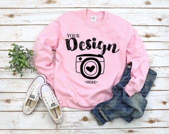 Sudadera Gildan 18000 Heavy Blend Crewneck Sudadera rosa claro Maqueta 18000 Maqueta de maqueta ...