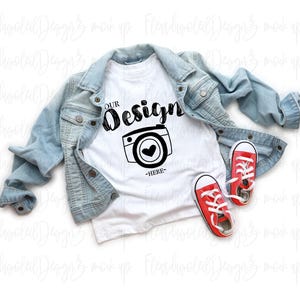 Maqueta de camisa blanca para niños Bella Canvas 3001T, camiseta para niños pequeños BC3001T, diseño plano, foto real, maqueta simple, minimalista, neutra, básica, fondo liso