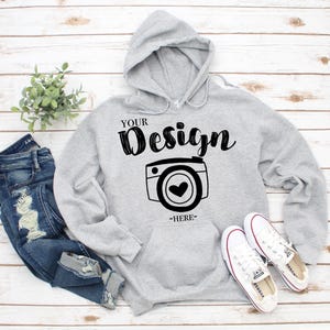 Gildan 18500 sportgrijze hoodie-mockup | Sweater met capuchon plat gelegd | Witte houten achtergrond | POD-foto