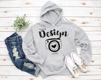 Felpa con cappuccio grigia Gildan 18500 Sport Mockup / Felpa con cappuccio in piano / Sfondo in legno bianco / Foto POD