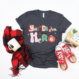 Paquete de maquetas navideñas / Maquetas de camisetas Bella Canvas 3001 / Diseño plano navideño con fotos reales / Estética navideña acogedora imagen 8