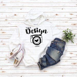 Sudadera con capucha Gildan 18500, maqueta de camiseta blanca, maqueta de camiseta Gildan, maqueta de camisa plana, fondo de madera blanco