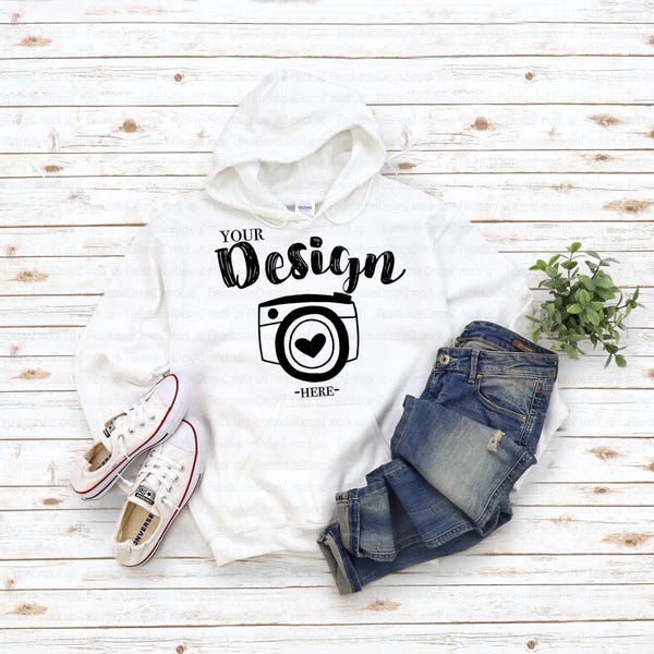 Sudadera con capucha Gildan 18500, maqueta de camiseta blanca, maqueta de camiseta Gildan, maqueta de camisa plana, fondo de madera blanco