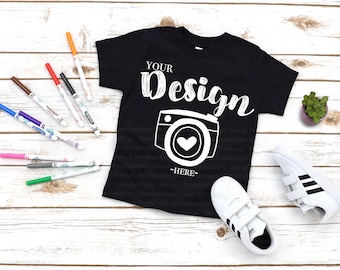 Kinder T-Shirt Mockup Bella Canvas 3001T schwarzes T-Shirt Jersey Unisex T-Shirt Kleinkind Flat Lay Kinder-T-Shirt Mockup Jungen-T-Shirt Mockup Kinder