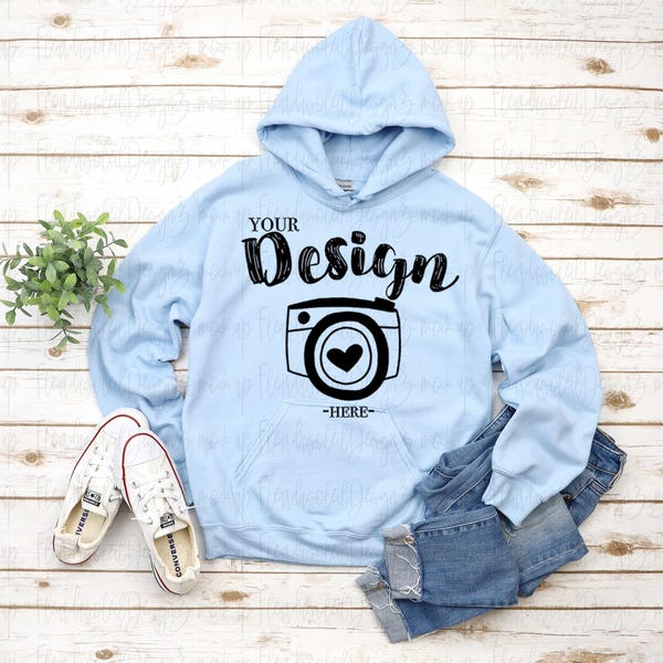 Sudadera con capucha Gildan 18500 Marca 18500 Sudadera con capucha azul claro Maqueta de camiseta Maqueta de camisa Gildan Flat Lay