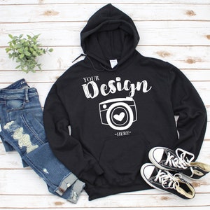 Gildan 18500 Kapuzen-Sweatshirt Marke Schwarz Hoodie Mockup T-Shirt Mockup Gildan Flat Lay Shirt Mock Up Weiß Holz Hintergrund
