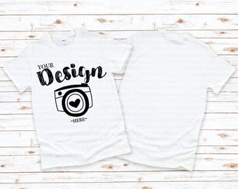 Mockup de camiseta unissex branca Gildan 500 (frente e verso), mockup de camiseta Gildan em vista plana, mockup de camiseta moderna, fundo de madeira branca.