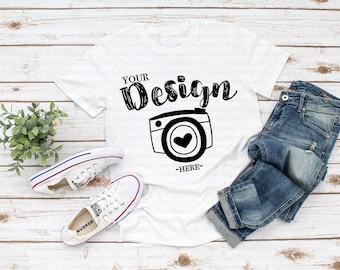 Maqueta de camiseta unisex blanca Gildan 64000 sin etiqueta, maqueta de camiseta Gildan Softstyle, maqueta de camiseta plana, maqueta de otoño, fondo de madera blanco