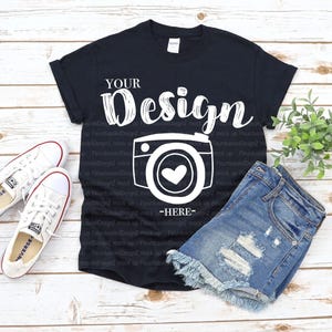 Maqueta de camiseta negra Gildan 5000 / Maqueta de camiseta negra G500 en plano / Foto real del producto / Camiseta de estética minimalista neutra imagen 1