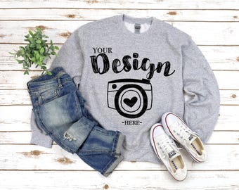 Felpa girocollo Gildan 18000 Heavy Blend Felpa sportiva grigia Mockup 18000 Mock Up Flat Lay Gildan Mockups Felpa Mockup