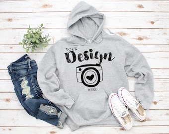 Gildan 18500 Sudadera con capucha Marca Sport Sudadera con capucha gris Maqueta camiseta maqueta gildan Camisa plana Camisa de lay Mock Up Fondo de madera blanco