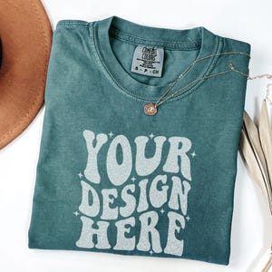 Comfort Colors C1717 ブルースプルースシャツ フラットレイ モックアップ | CC 1717 グリーンTシャツ モックアップ | 実写ベーシックプレーンフラットレイ