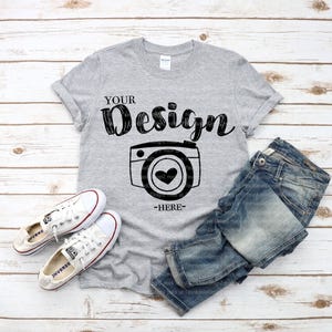 Gildan 64000 スポーツグレー ユニセックス Tシャツ モックアップ Gildan ソフトスタイル Tシャツ モックアップ フラットレイ シャツ モックアップ ホワイトウッド背景