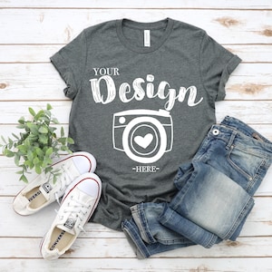 Mockup da camiseta Bella Canvas na cor Deep Heather | Mockup da camiseta Bella Canvas | Mockup da camiseta Bella Canvas 3001 | Mockup de primavera | Mockup em vista de cima