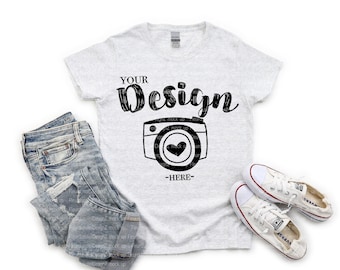 Mockup de camiseta Gildan 5000L Ash cinza, mockup de camiseta feminina, mockup de camiseta Gildan, mockup de algodão pesado.