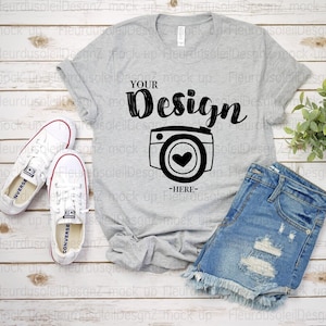 Maqueta de Bella Canvas 3001 Athletic Heather, camiseta gris BC3001, diseño plano, foto real, maqueta minimalista simple, fondo neutro básico liso