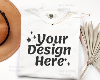 Mockup da camiseta branca Comfort Colors 1717 | Camiseta CC1717 em vista plana | Camiseta dobrada em vista plana | Foto real do produto | Fundo neutro minimalista