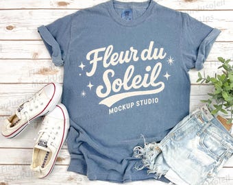 Maquette CC1717 en jean bleu, couleurs confortables 1717, pose à plat, maquette de t-shirt avec photo réelle, style bohème minimaliste