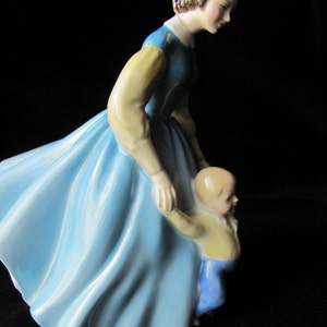 Royal Doulton figurine, First Steps HN 2242 image 4