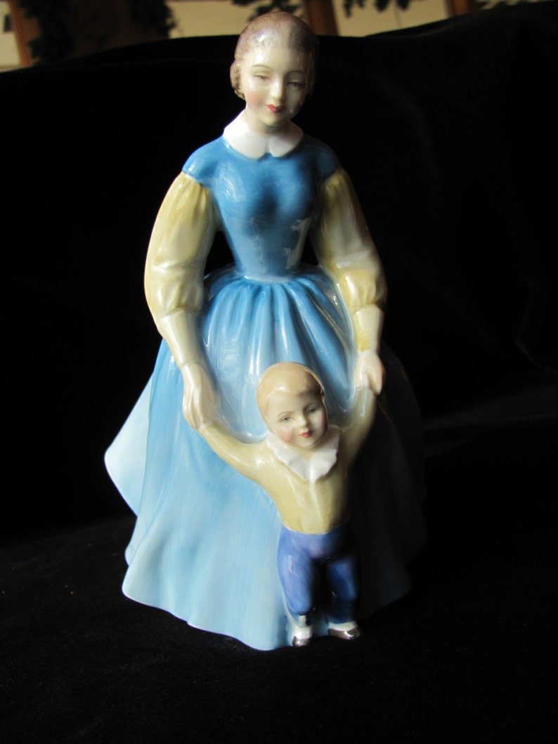 Royal Doulton figurine, First Steps HN 2242 image 1