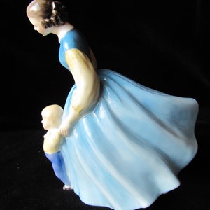 Royal Doulton figurine, First Steps HN 2242 image 2