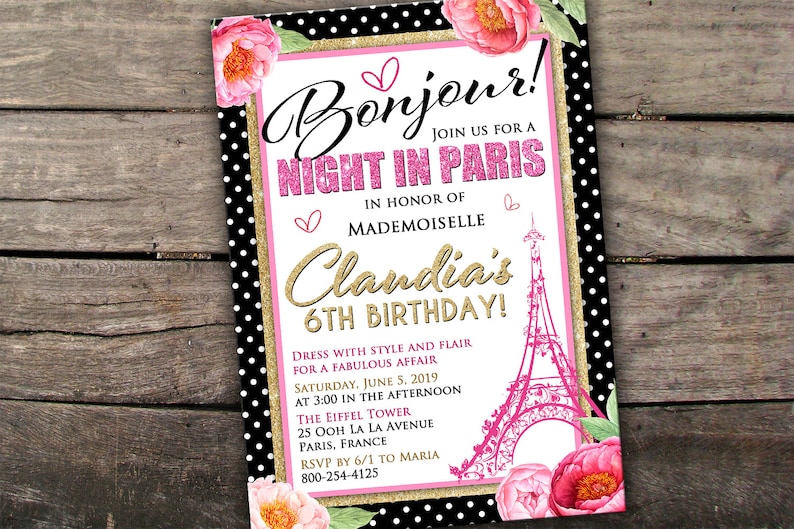 Pode incluir: Um convite de festa de anivers&aacute;rio rosa e dourado com um fundo de bolinhas pretas e brancas. O convite diz "Bonjour! Junte-se a n&oacute;s para uma noite em Paris em homenagem ao 6&ordm; anivers&aacute;rio de Mademoiselle Clandia!" e apresenta uma Torre Eiffel rosa.