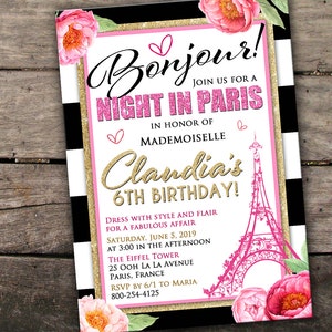Pode incluir: Um convite listrado rosa e preto com texto de glitter dourado. O convite diz "Bonjour! Junte-se a n&oacute;s para uma noite em Paris em homenagem a Mademoiselle Clandia's 6th Birthday!" O convite tamb&eacute;m apresenta uma Torre Eiffel rosa e flores rosas.