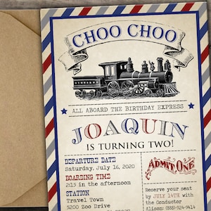 Op de afbeelding: Een vintage-stijl treinkaartje-uitnodiging voor een verjaardagsfeestje. De uitnodiging heeft een rood, wit en blauw kleurenschema met een cartoon-trein en de tekst "CHOO CHOO" en "ALL ABOARD THE BIRTHDAY EXPRESS". De uitnodiging is voor Joaquin's tweede verjaardag op zaterdag 16 juli 2020, om 14:15 uur in Travel Town, 5200 Zoo Drive.
