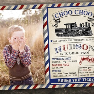 Op de afbeelding: Een vintage-stijl treinkaartje uitnodiging voor een verjaardagsfeestje. De uitnodiging heeft een cartoon trein, de tekst "Choo Choo" en de naam "Hudson" met de leeftijd "Twee". De uitnodiging bevat ook details over het feest, zoals de datum, tijd en locatie.