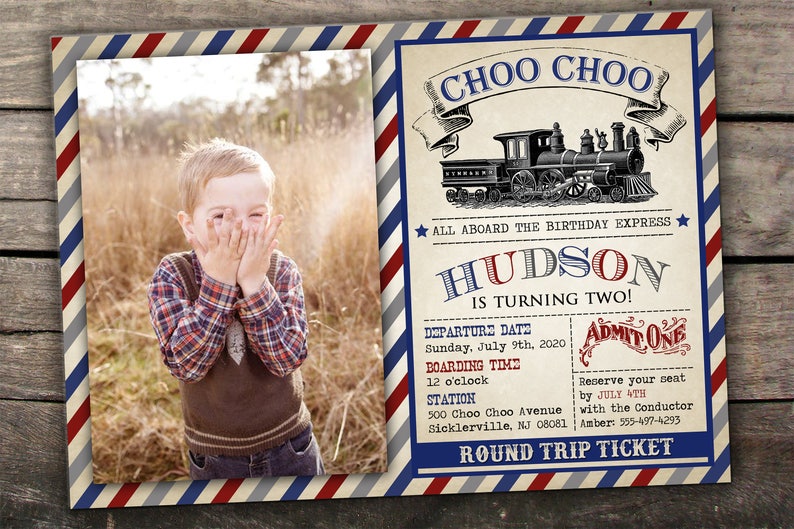 Op de afbeelding: Een vintage-stijl treinkaartje uitnodiging voor een verjaardagsfeestje. De uitnodiging heeft een cartoon trein, de tekst "Choo Choo" en de naam "Hudson" met de leeftijd "Twee". De uitnodiging bevat ook details over het feest, zoals de datum, tijd en locatie.