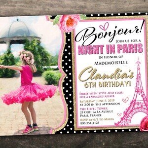 Pode incluir: Um convite de festa de anivers&aacute;rio rosa e dourado com uma foto de uma menina com um tutu rosa e uma coroa de flores. O convite diz "Bonjour! Junte-se a n&oacute;s para uma noite em Paris em homenagem ao 6&ordm; anivers&aacute;rio de Mademoiselle Clandia!" e inclui detalhes sobre a festa, como a data, a hora e o local.