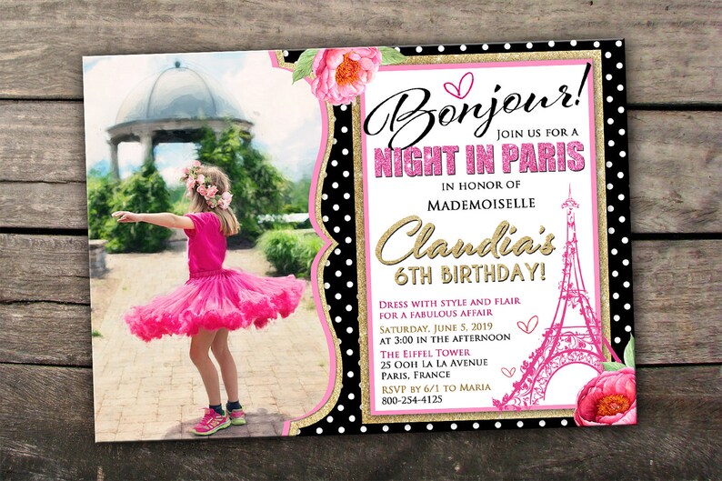 Pode incluir: Um convite de festa de anivers&aacute;rio rosa e dourado com uma foto de uma menina com um tutu rosa e uma coroa de flores. O convite diz "Bonjour! Junte-se a n&oacute;s para uma noite em Paris em homenagem ao 6&ordm; anivers&aacute;rio de Mademoiselle Clandia!" e inclui detalhes sobre a festa, como a data, a hora e o local.