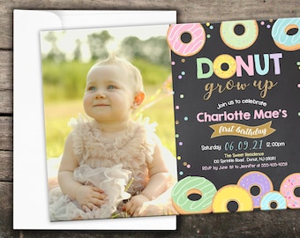 Puede incluir: Una invitación de primer cumpleaños con temática de donas con una foto de una niña en un vestido rosa. La invitación presenta donas coloridas, chispas y el texto "Donut grow up" en brillo dorado. El texto "Join us to celebrate Charlotte Mae's first birthday" también está incluido, junto con la fecha y la hora de la fiesta.