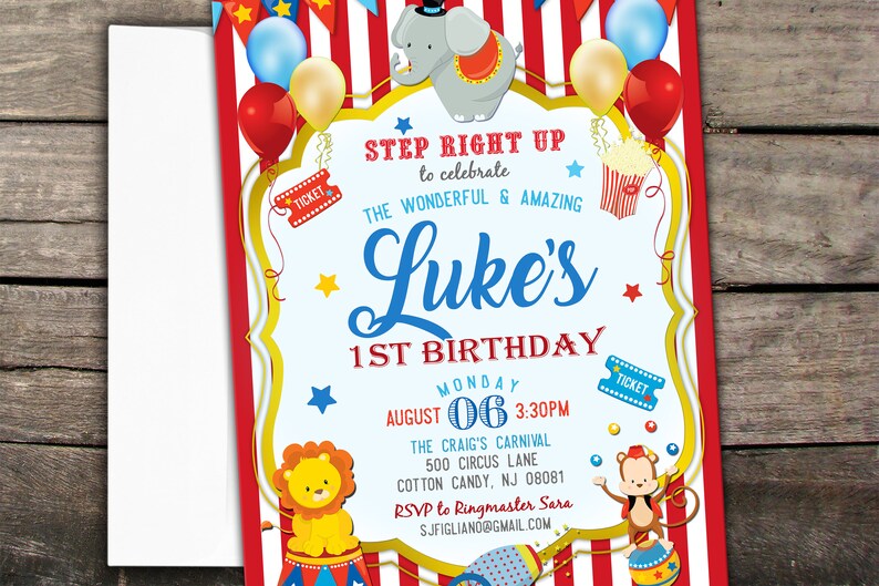 Puede incluir: Una invitaci&oacute;n de primer cumplea&ntilde;os con tem&aacute;tica de circo roja, blanca y azul para un ni&ntilde;o llamado Luke. La invitaci&oacute;n presenta un fondo a rayas rojas y blancas con un marco dorado. El texto "Step Right Up to celebrate the wonderful & amazing Luke's 1st Birthday" est&aacute; escrito en una fuente caprichosa. La invitaci&oacute;n tambi&eacute;n incluye una fecha y hora, la ubicaci&oacute;n de la fiesta y un contacto para RSVP.