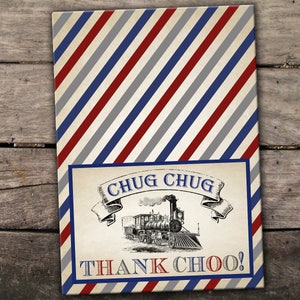Op de afbeelding: Een rood, wit en blauw gestreepte bedanktas met een vintage treinillustratie en de tekst "Chug Chug Thank Choo!"