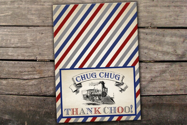 Op de afbeelding: Een rood, wit en blauw gestreepte bedanktas met een vintage treinillustratie en de tekst "Chug Chug Thank Choo!"