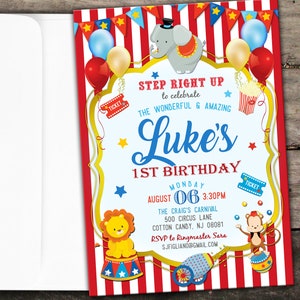 Puede incluir: Una invitaci&oacute;n de circo con una carpa a rayas rojas y blancas con un dise&ntilde;o de estrellas azules y amarillas. La invitaci&oacute;n dice "Step Right Up to celebrate the wonderful and amazing Luke's 1st Birthday". La invitaci&oacute;n tambi&eacute;n incluye un elefante, un le&oacute;n, un mono y palomitas de ma&iacute;z.