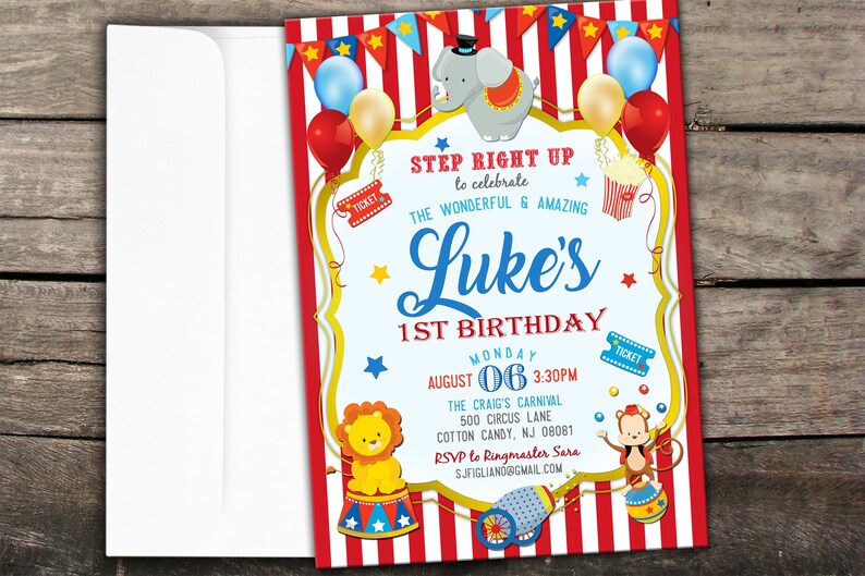 Puede incluir: Una invitaci&oacute;n de circo con una carpa a rayas rojas y blancas con un dise&ntilde;o de estrellas azules y amarillas. La invitaci&oacute;n dice "Step Right Up to celebrate the wonderful and amazing Luke's 1st Birthday". La invitaci&oacute;n tambi&eacute;n incluye un elefante, un le&oacute;n, un mono y palomitas de ma&iacute;z.