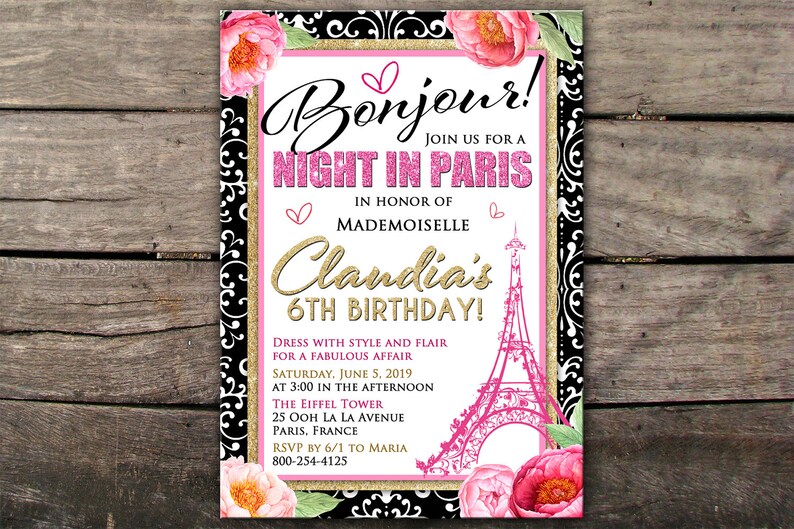 Pode incluir: Um convite de festa de anivers&aacute;rio rosa e dourado com um fundo de padr&atilde;o damasco preto e branco. O convite apresenta uma Torre Eiffel rosa e flores rosas. O texto diz "Bonjour! Junte-se a n&oacute;s para uma noite em Paris em homenagem ao 6&ordm; anivers&aacute;rio de Mademoiselle Clandia!" Vista-se com estilo e eleg&acirc;ncia para um evento fabuloso. S&aacute;bado, 5 de junho de 2019 &agrave;s 15:00. A Torre Eiffel, 25 Ooh La La Avenue, Paris, Fran&ccedil;a. RSVP at&eacute; 6/1 para Maria 800-254-4125.