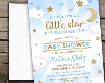 Puede incluir: Una invitación de baby shower azul y dorada con un diseño de estrella y luna. La invitación dice "twinkle twinkle little star do you know how loved you are?" y "You're invited to a baby shower in honor of mommy to be Melissa Klotz".