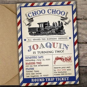 Op de afbeelding: Een vintage-stijl treinkaartje uitnodiging voor een verjaardagsfeestje. De uitnodiging heeft een cartoon treinmotor, de tekst "CHOO CHOO" en de naam "JOAQUIN" in rood, wit en blauw. De tekst "ALL ABOARD THE BIRTHDAY EXPRESS" en "IS TURNING TWO!" zijn ook inbegrepen. De uitnodiging bevat details over het feest, inclusief de datum, tijd en locatie.