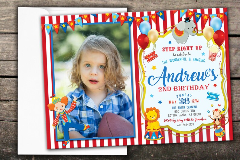 Puede incluir: Una invitaci&oacute;n a rayas rojas y blancas con una foto de un ni&ntilde;o con una camisa a cuadros azules y blancos. La invitaci&oacute;n dice "Step Right Up to celebrate the wonderful and amazing Andrew's 2nd Birthday." La invitaci&oacute;n tambi&eacute;n incluye una fecha, hora y lugar para la fiesta.